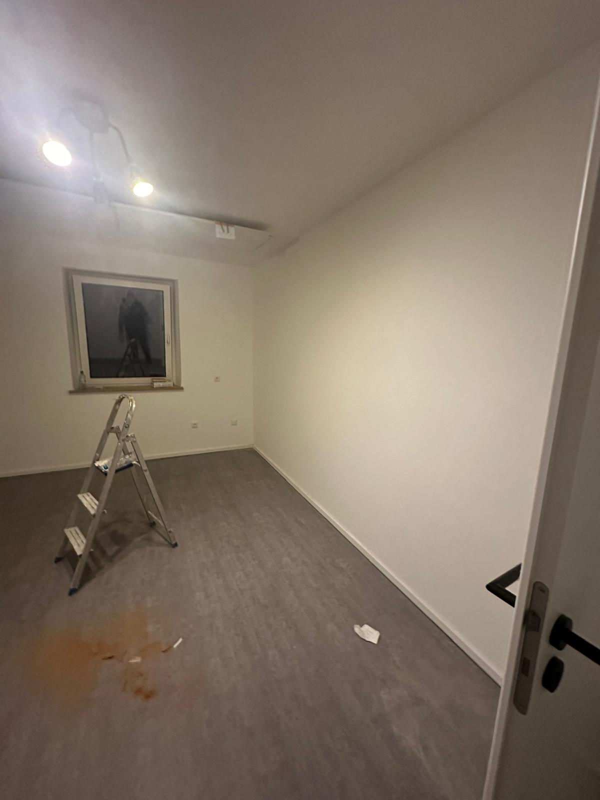 Zimmer mit neuer Tür und Laminat